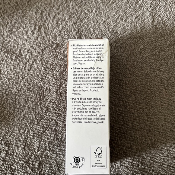 Essence Pretty Natural Hydrating Foundation “260 Warm Nutmeg” 1oz - Picture 4 of 5